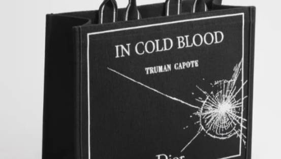  姆巴佩抵达曼彻斯特；Dior手袋惊艳亮相，狙击图案暗藏玄机。 娱乐新闻