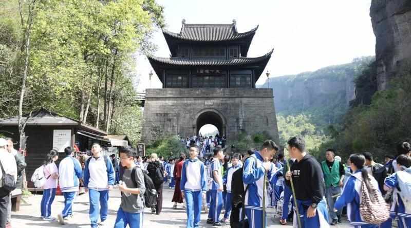 剑门关文旅运营深度复盘：清明假期的流量峰值应对策略与文化IP打造方法论