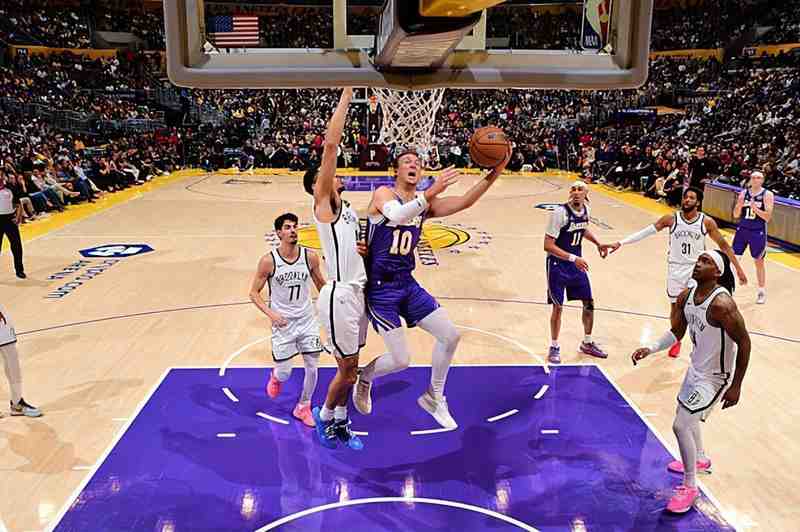  【技术解构】肯纳德困局：湖人后场引援的战术适配性深度复盘 体育新闻