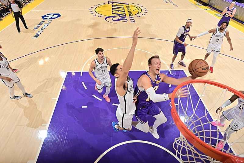  【技术解构】肯纳德困局：湖人后场引援的战术适配性深度复盘 体育新闻