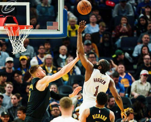  【技术解码】夹击困局与破局之道：哈登体系如何重塑骑士进攻生态 体育新闻