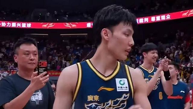  当熟悉的教练突然缺席：一支CBA球队的惊险之夜与未知的明天 体育新闻